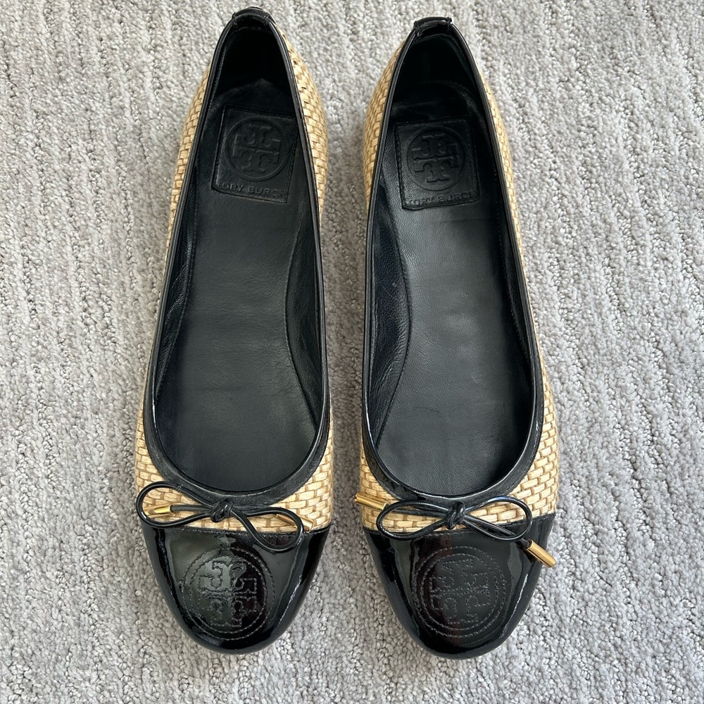 Tory Burch Patent Black and Beige Rattan Woven Flats. Size 9